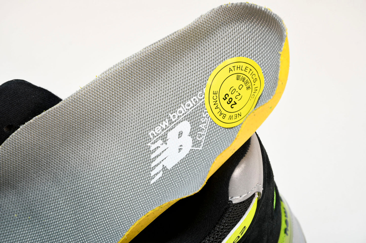 NB 992 'Black Grey Volt'