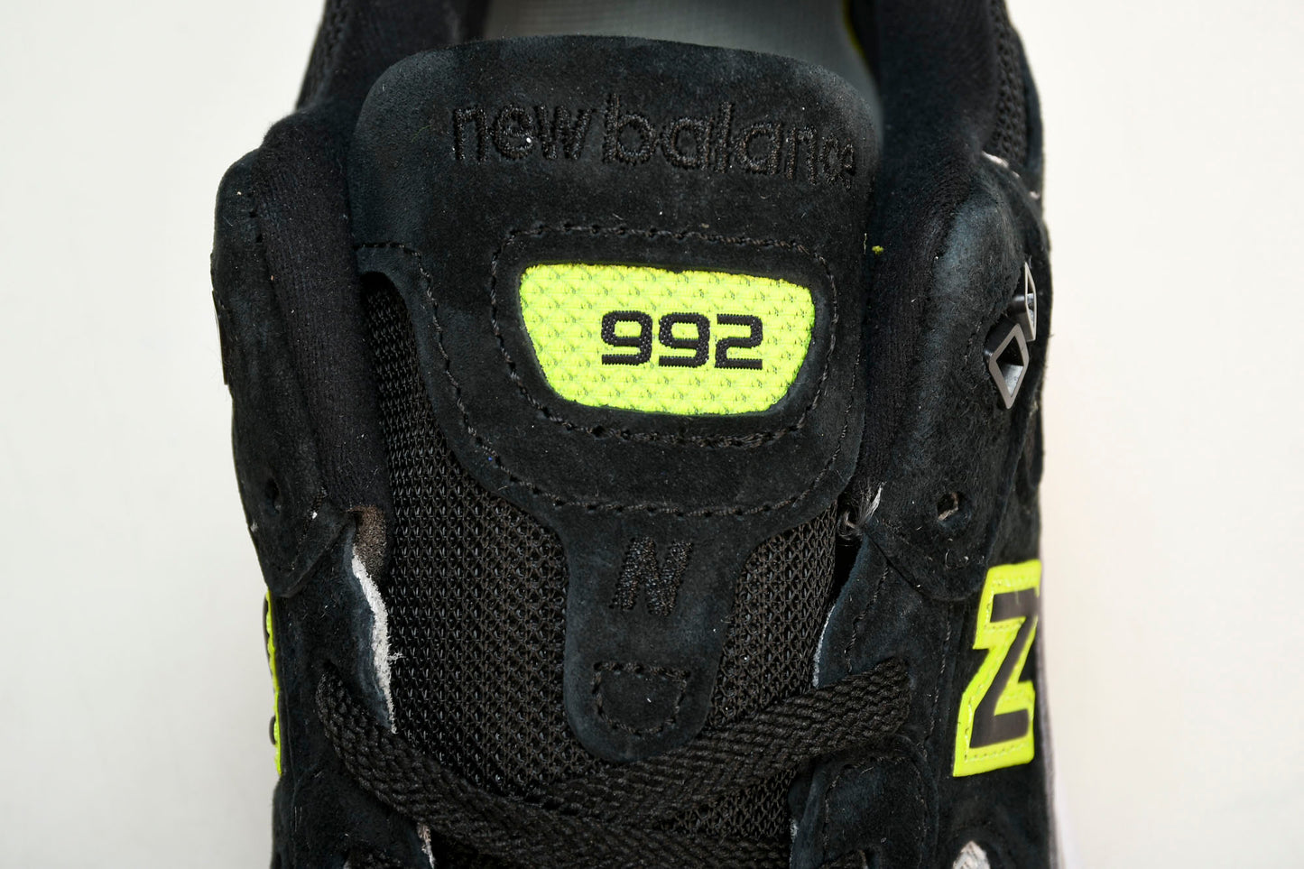 NB 992 'Black Grey Volt'