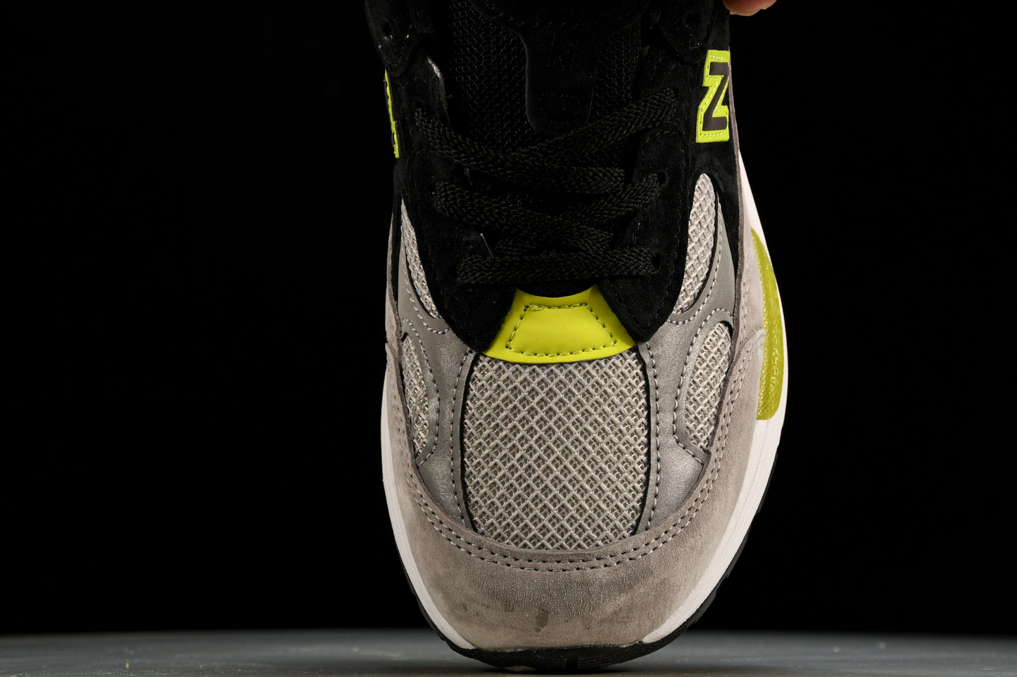 NB 992 'Black Grey Volt'