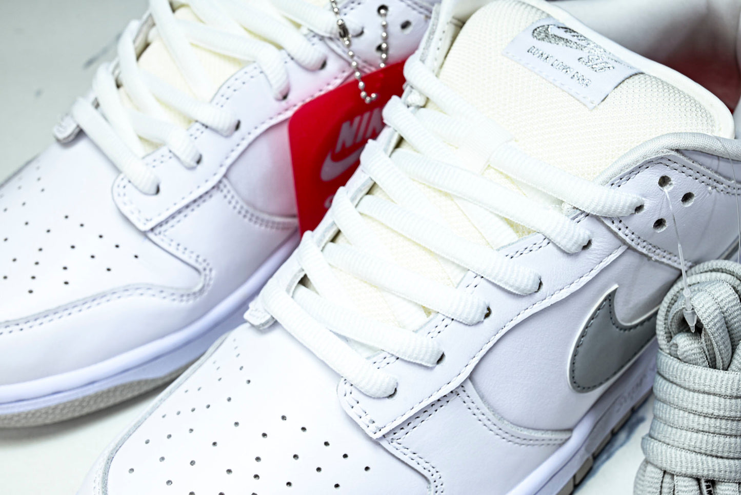 SB Dnk Low x Supreme 94 White Metallic Silver